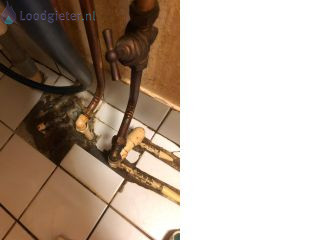 Loodgieter Lekkage waterleiding Er lekt een leiding onder mijn cv ketel