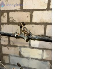 Loodgieter Lekkage waterleiding Afsluitkraan van een appartement in de berging lekt