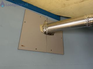 Loodgieter Gasleiding afpersen Gasleiding afpersen en rookkanaal dak repareren.