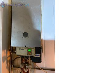 Loodgieter Installatie Boiler Betaalde opname om geiser te vervangen voor boiler