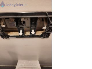Loodgieter WC Kleine drukknop van inbouw toilet is kapot