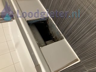 Loodgieter Amsterdam Lekkage onder de douchebak verhelpen